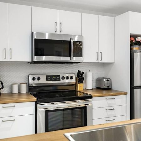 Beautiful 1 Bedroom Apartment - Private Entrance Монктон Екстер'єр фото