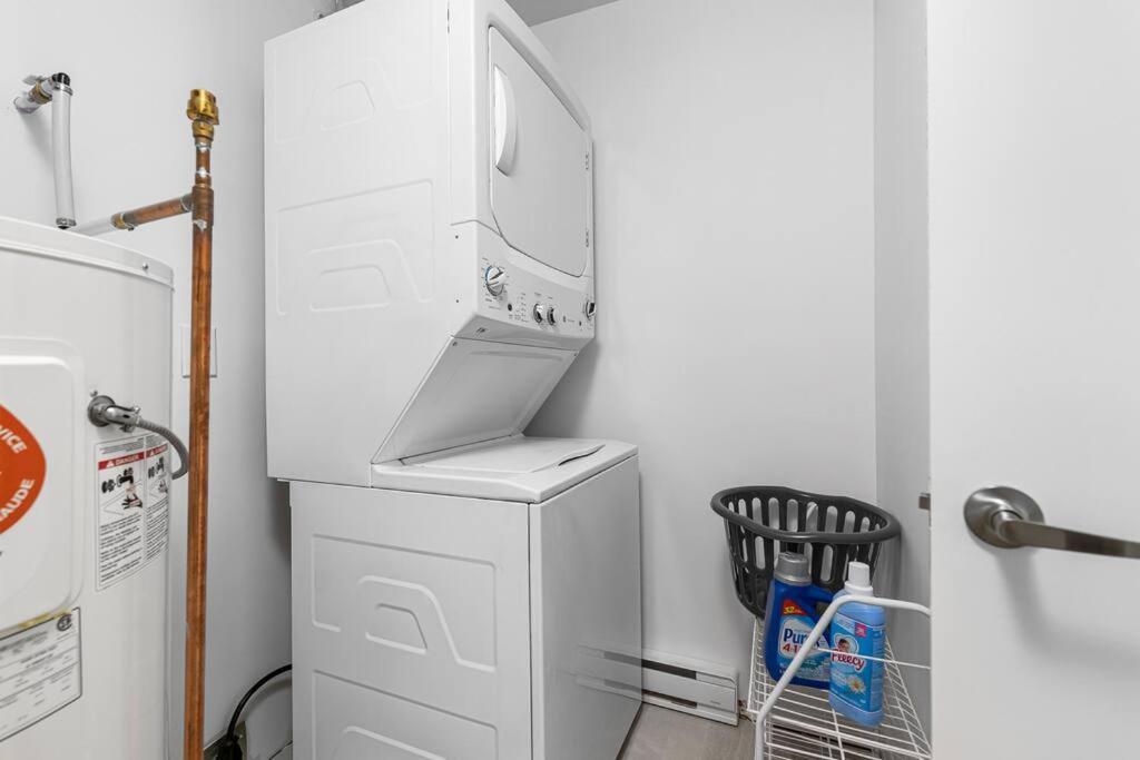 Beautiful 1 Bedroom Apartment - Private Entrance Монктон Екстер'єр фото
