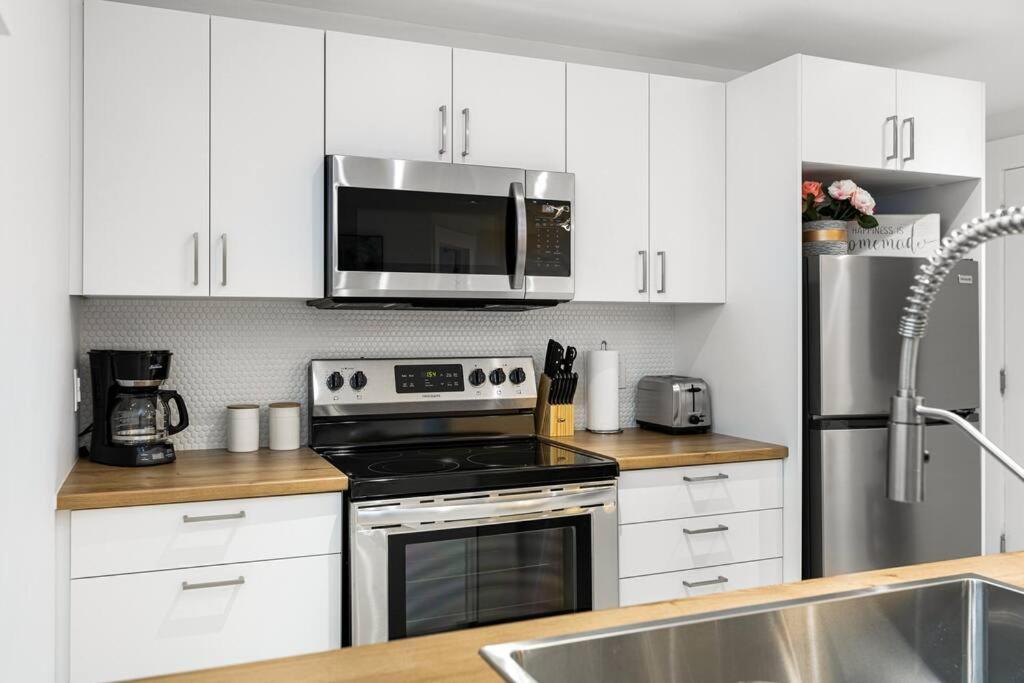 Beautiful 1 Bedroom Apartment - Private Entrance Монктон Екстер'єр фото