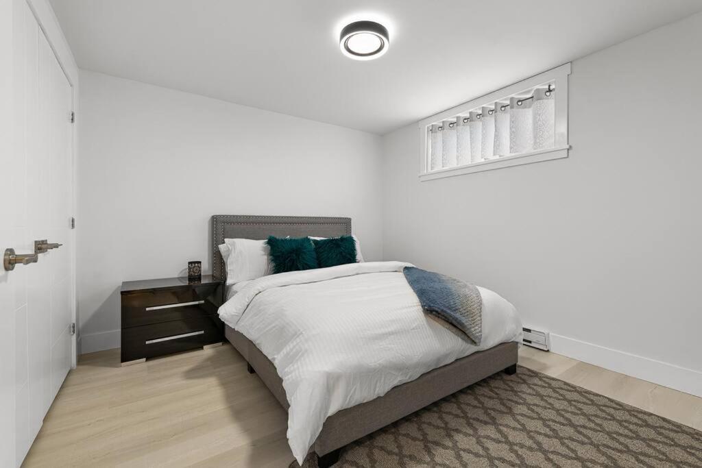 Beautiful 1 Bedroom Apartment - Private Entrance Монктон Екстер'єр фото
