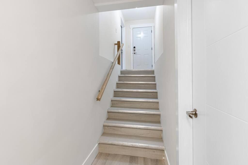 Beautiful 1 Bedroom Apartment - Private Entrance Монктон Екстер'єр фото