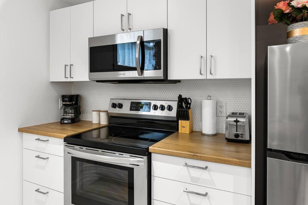 Beautiful 1 Bedroom Apartment - Private Entrance Монктон Екстер'єр фото