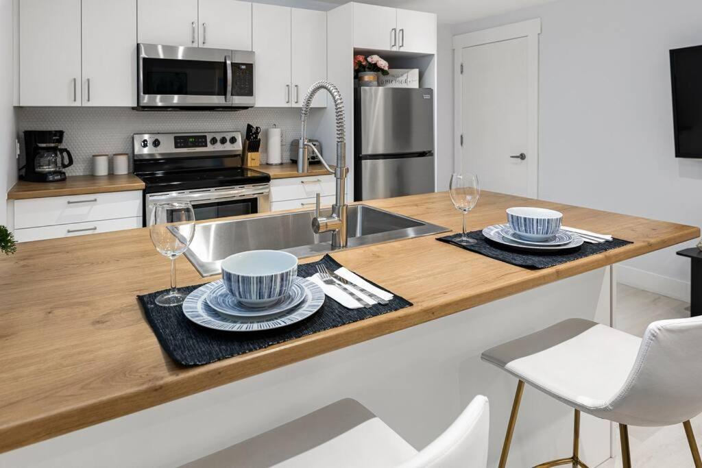 Beautiful 1 Bedroom Apartment - Private Entrance Монктон Екстер'єр фото