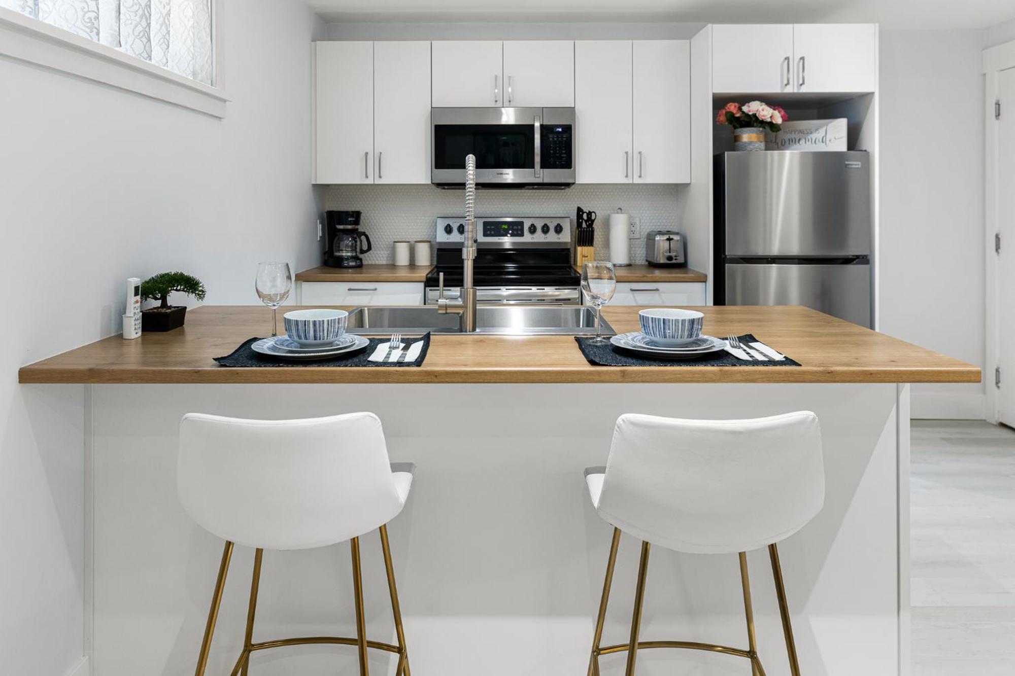 Beautiful 1 Bedroom Apartment - Private Entrance Монктон Екстер'єр фото